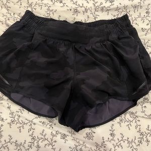 Lululemon Hotty Hot low rise shorts 2.5